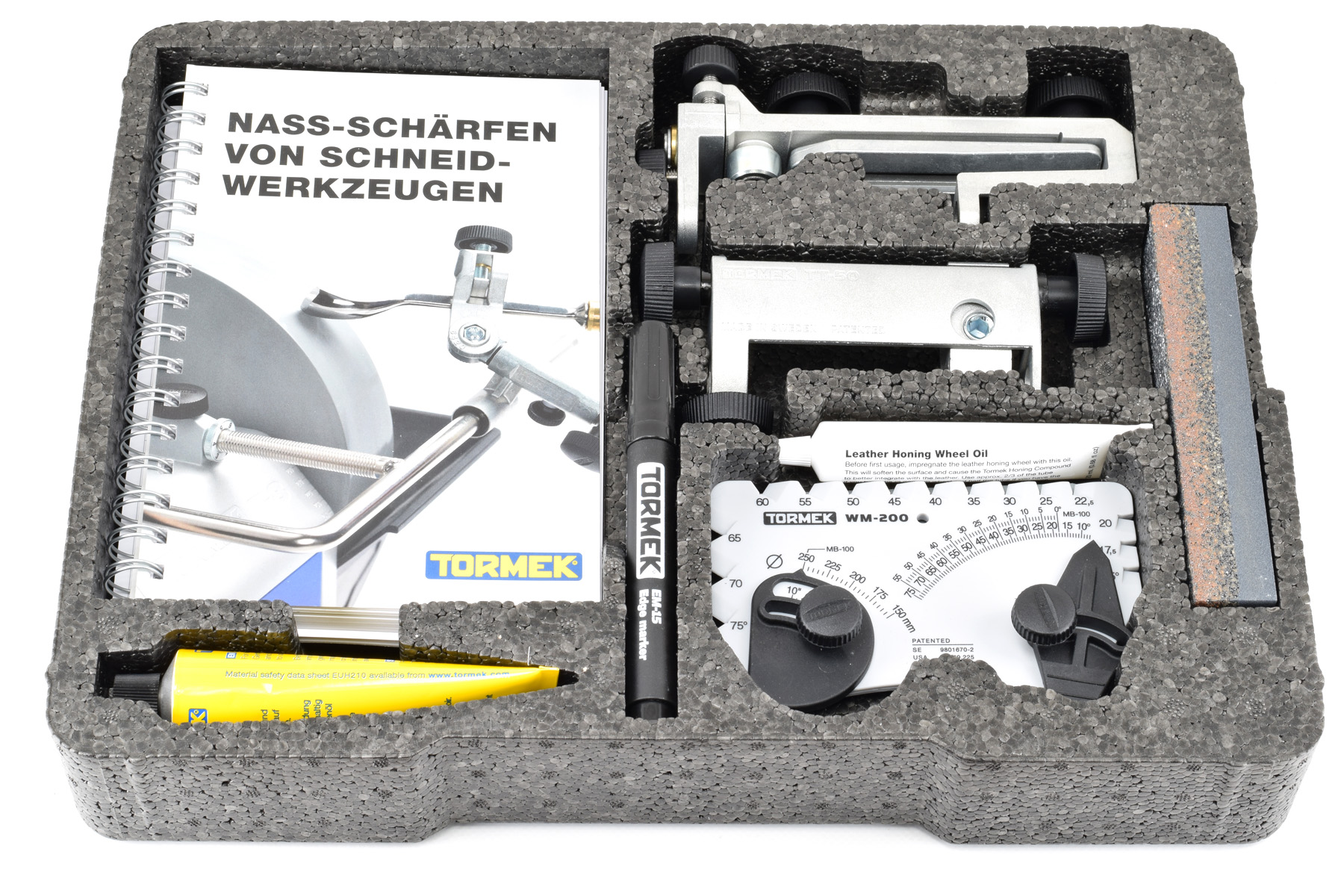 Dieser Schaum-Einsatz dient im Maschinenkarton als Transportsicherung und kann z. B. in eine Schublade gestellt werden. Alles ist somit aufgeräumt und an seinem Platz.