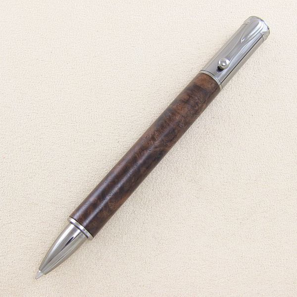 Rollerball-Bausatz Zen Black Titanium, Kappe aufgesteckt
