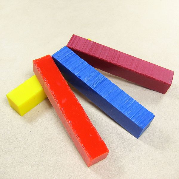 Von l. n. r.: gelb, orange, blau, rot